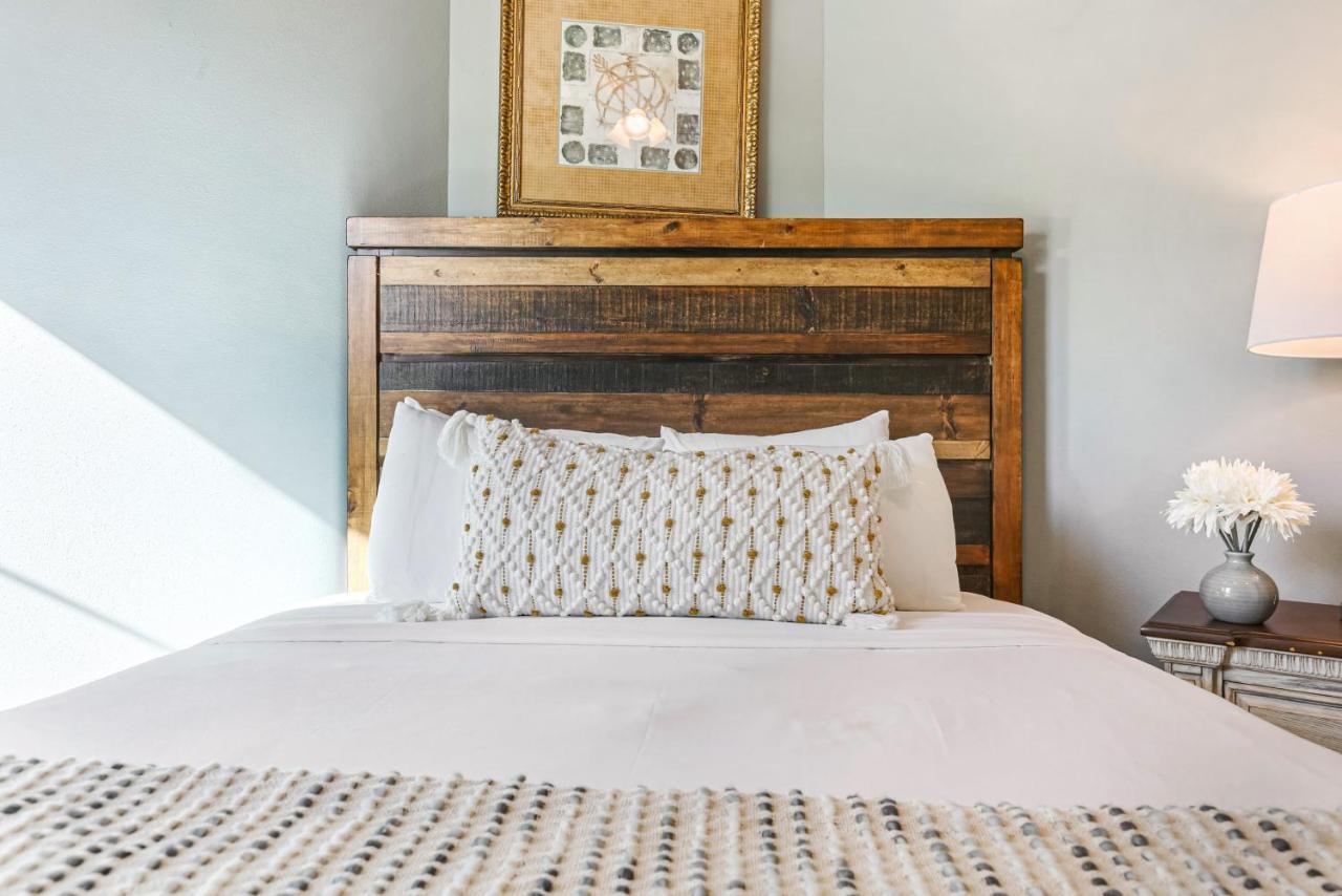 Stunning Near French Quarter Apartment