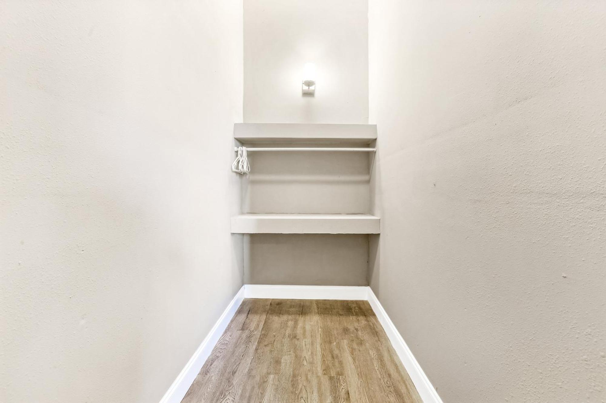 Stunning Near French Quarter Apartment *