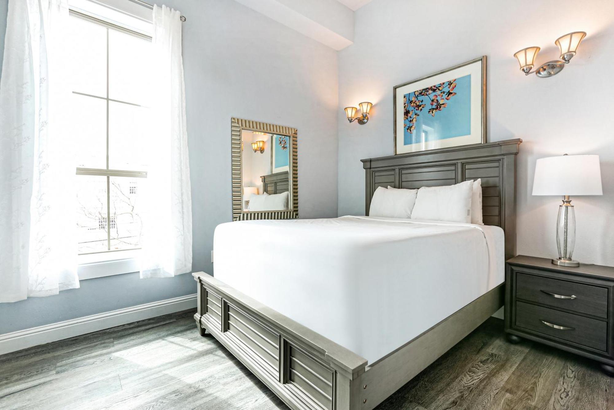 Stunning Near French Quarter Apartment *