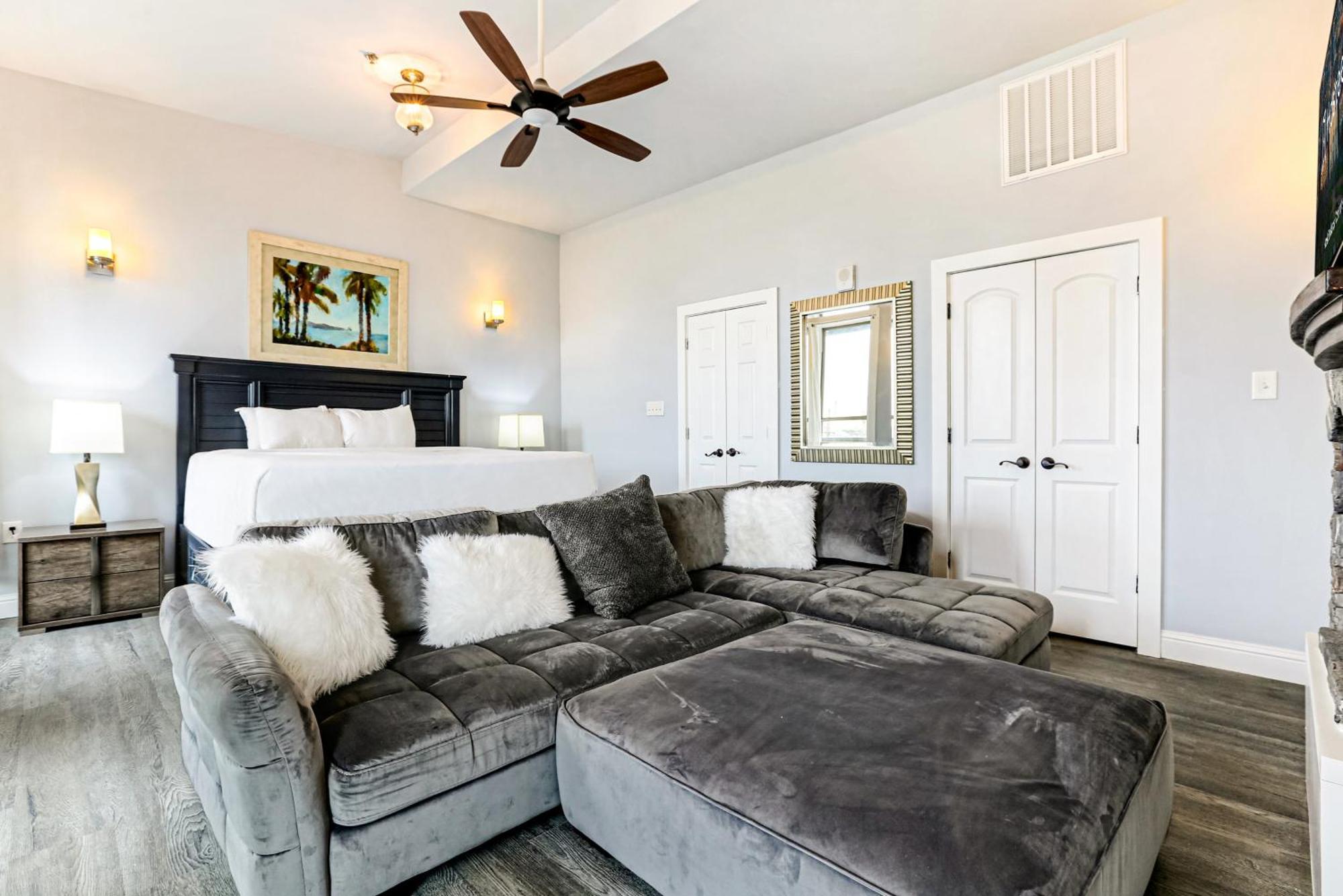 Stunning Near French Quarter Apartment